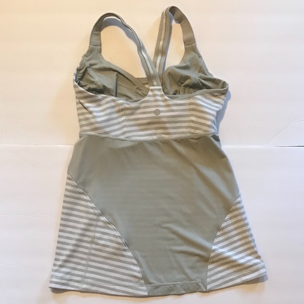🌼🌸Lululemon wide strap tank with built in bra. 6